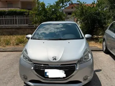 Usata Peugeot 208 68 CV (50 kW) 2015 Grigio Utilitaria