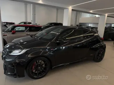 Usado Toyota Yaris 261 CV (191 kW) 2021 Negro Utilitario