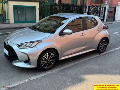 Usata Toyota Yaris Hybrid Trend 92 CV (67 kW) 2024 Argento Berlina
