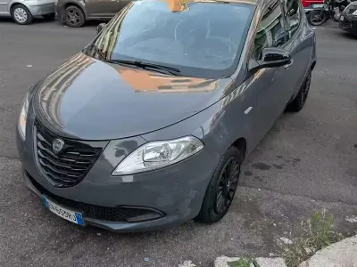 Usata Lancia Ypsilon 69 CV (50 kW) 2014 Grigio Utilitaria