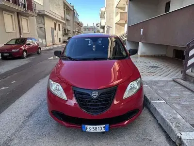 Usado Lancia Ypsilon Gold 69 HP (50 kW) 2013 Vermelho Citadino