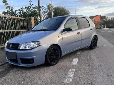 Usata Fiat Punto 69 CV (50 kW) 2005 Blu Utilitaria