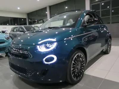 Nuova Fiat 500C La Prima 65 CV (47 kW) 2026 Ocean green met/ capote nera s Cabrio