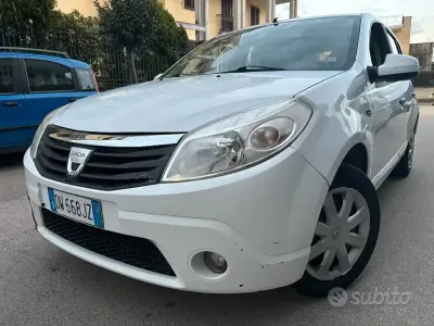 Usata Dacia Sandero Lauréate 75 CV (55 kW) 2009 Bianco Berlina