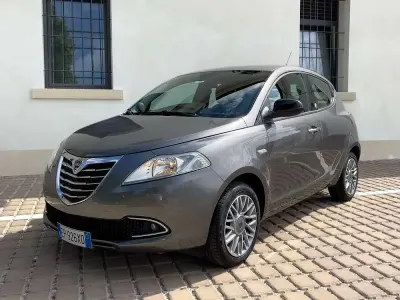 Usata Lancia Ypsilon 69 CV (50 kW) 2013 Grigio Utilitaria