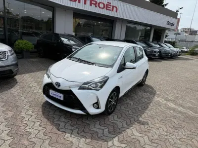 Usata Toyota Yaris Hybrid Active 73 CV (53 kW) 2018 Bianco Berlina