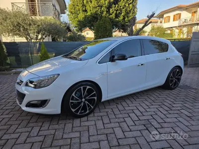 Usado Opel Astra Cosmo 140 CV (102 kW) 2013 Blanco Berlina