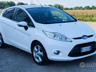 Usata Ford Fiesta Titanium 68 CV (50 kW) 2010 Bianco Berlina