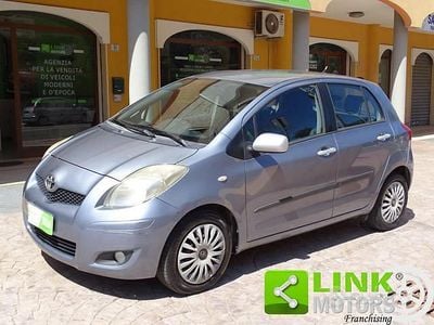 Usata Toyota Yaris 100 CV (73 kW) 2010 Azzurro Utilitaria