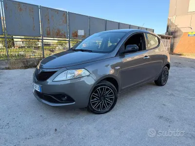Usata Lancia Ypsilon 95 CV (69 kW) 2018 Grigio Utilitaria