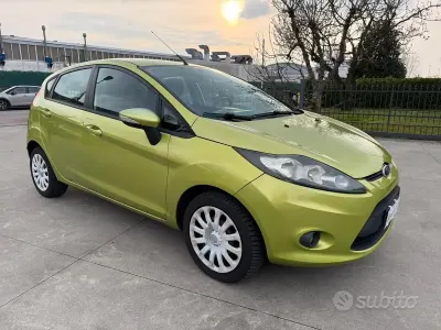 Usata Ford Fiesta 82 CV (60 kW) 2010 Verde Berlina