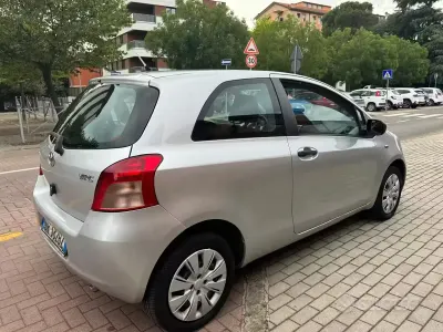 Usata Toyota Yaris 65 CV (47 kW) 2009 Grigio Utilitaria
