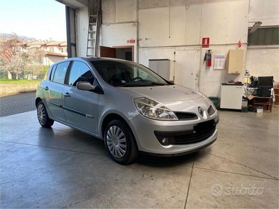 Usata Renault Clio II 75 CV (55 kW) 2009 Argento Berlina