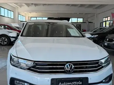 Usata VW Passat Business 122 CV (89 kW) 2021 Bianco Station wagon