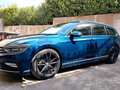 Usata VW Passat R-line 200 CV (147 kW) 2020 Blu/azzurro Station wagon