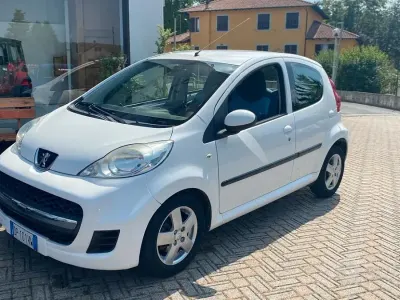 Usata Peugeot 107 Urban Move 68 CV (50 kW) 2008 Bianco Utilitaria