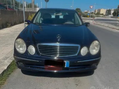 Usata Mercedes E320 224 CV (164 kW) 2006 Blu Berlina