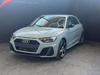 Nuova Audi A1 Sportback S-Line 116 CV (85 kW) 2026 Grigio freccia / tetto nero Utilitaria