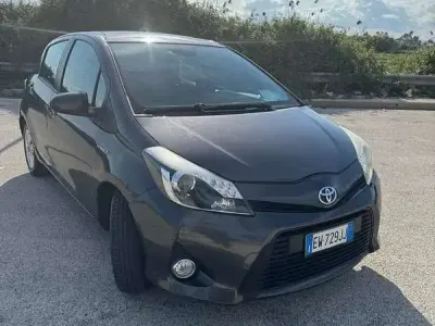 Usata Toyota Yaris Hybrid Lounge 75 CV (55 kW) 2014 Grigio Berlina