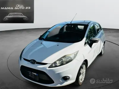 Usata Ford Fiesta 92 CV (67 kW) 2011 Bianco Berlina