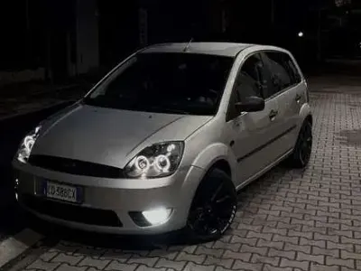 Usata Ford Fiesta Zetec 80 CV (58 kW) 2002 Grigio Utilitaria