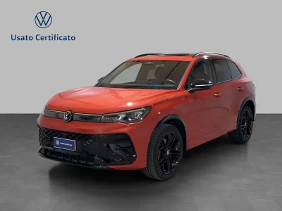 Usata VW Tiguan Allspace R-line 193 CV (141 kW) 2024 Persimmon red metallizzato SUV
