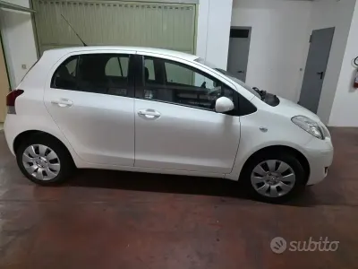 Usata Toyota Yaris 65 CV (47 kW) 2009 Bianco Utilitaria