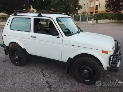 Usata Lada niva 81 CV (59 kW) 2008 Bianco SUV