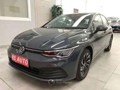 Usata VW Golf VIII Life 110 CV (80 kW) 2024 Dolphin grey metallizzato Berlina