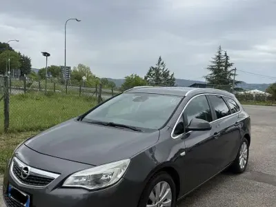 Käytetty Opel Astra Cosmo 110 HP (80 kW) 2011 Musta Farmari