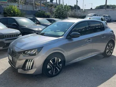 Usata Peugeot 208 Allure 100 CV (73 kW) 2025 Grigio artense Utilitaria