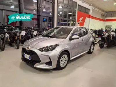 Begagnad Toyota Yaris Hybrid Active 92 HK (67 kW) 2024 Silver Sedan