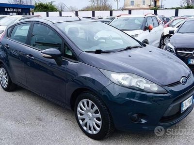 Usata Ford Fiesta 82 CV (60 kW) 2011 Grigio Utilitaria