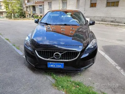 Usata Volvo V40 R-Design Momentum 120 CV (88 kW) 2016 Nero Berlina