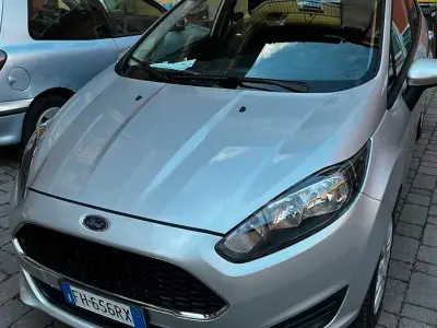 Usata Ford Fiesta 75 CV (55 kW) 2017 Grigio Utilitaria