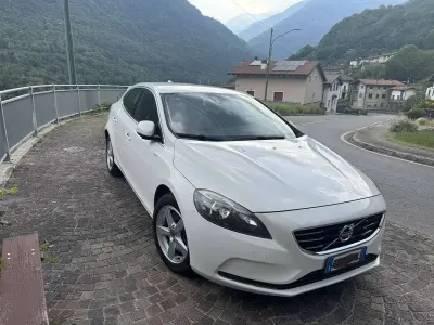 Usata Volvo V40 Momentum 150 CV (110 kW) 2015 Bianco Berlina