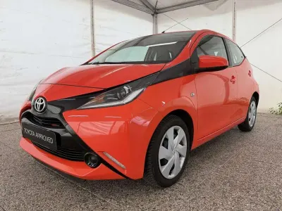 Begagnad Toyota Aygo X-play 69 HK (50 kW) 2016 Orange Halvkombi