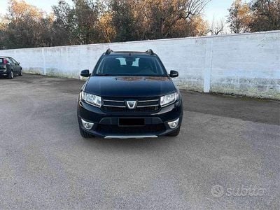 Begagnad Dacia Sandero Stepway 90 HK (66 kW) 2014 Svart Sedan