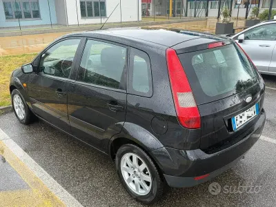 Second-hand Ford Fiesta 75 CP (55 kW) 2004 Negru Hatchback