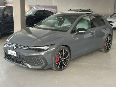 Usata VW Golf VIII GTI 265 CV (194 kW) 2025 Dolphin grey Berlina