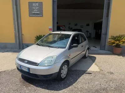 Usata Ford Fiesta Zetec 75 CV (55 kW) 2004 Grigio Utilitaria
