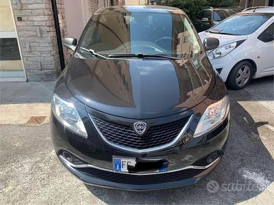 Begagnad Lancia Ypsilon Gold 69 HK (50 kW) 2016 Svart Halvkombi
