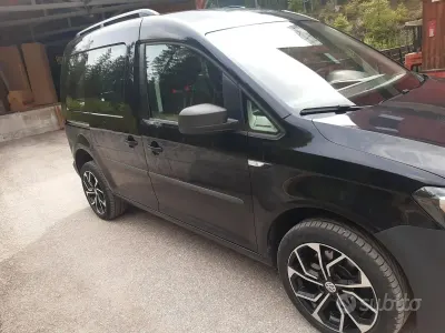 Begagnad VW Caddy 122 HK (89 kW) 2020 Svart Minibuss