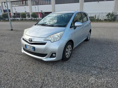 Usata Toyota Verso-S Style 90 CV (66 kW) 2013 Grigio Monovolume