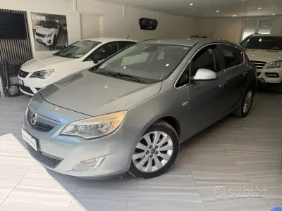 Usata Opel Astra 125 CV (91 kW) 2012 Nero Berlina