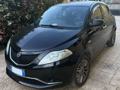 Usata Lancia Ypsilon 69 CV (50 kW) 2016 Nero Utilitaria