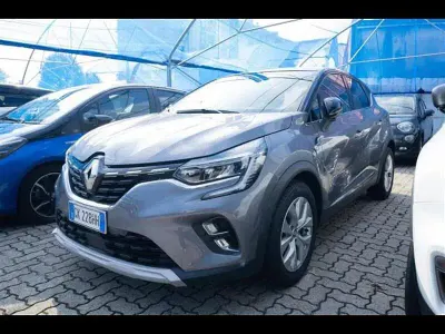 Usata Renault Captur Zen 100 CV (73 kW) 2022 Grigio chiaro SUV