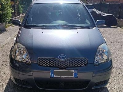 Usata Toyota Yaris Sol 68 CV (50 kW) 2004 Grigio Berlina