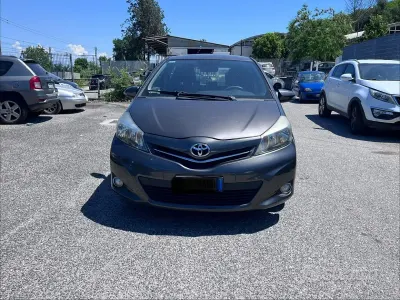 Usata Toyota Yaris 99 CV (72 kW) 2014 Grigio Utilitaria