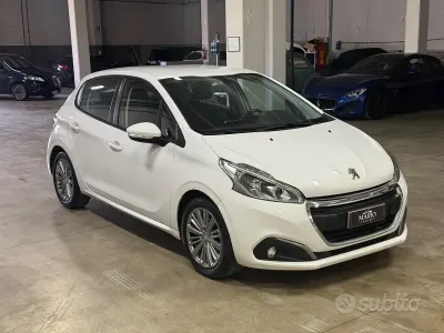 Usata Peugeot 208 Active 75 CV (55 kW) 2015 Bianco Utilitaria